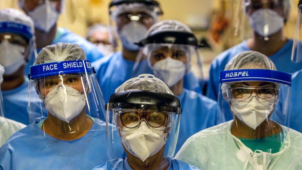 Los médicos están en la primera línea de batalla frente al coronavirus en América Latina. GETTY IMAGES