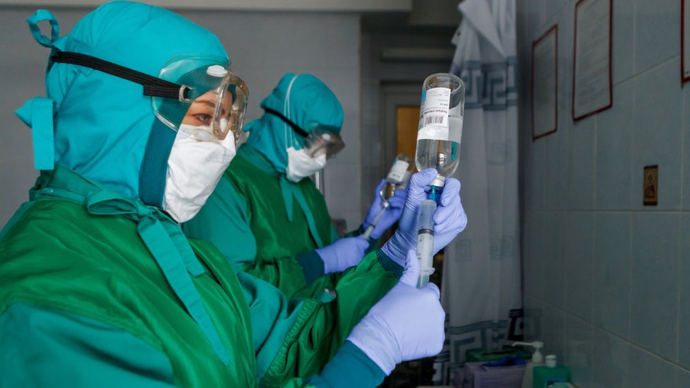 Hasta el momento ningún fármaco ha probado ser totalmente efectivo para tratar la covid-19. (Foto Prensa Libre: Getty Images)