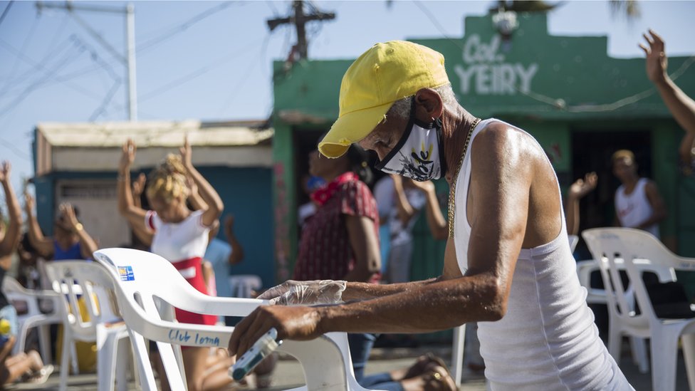 Grupos evangélicos lo largo de América se las han ingeniado para mantener cultos en persona pese a la pandemia. (Foto Prensa Libre: AFP)