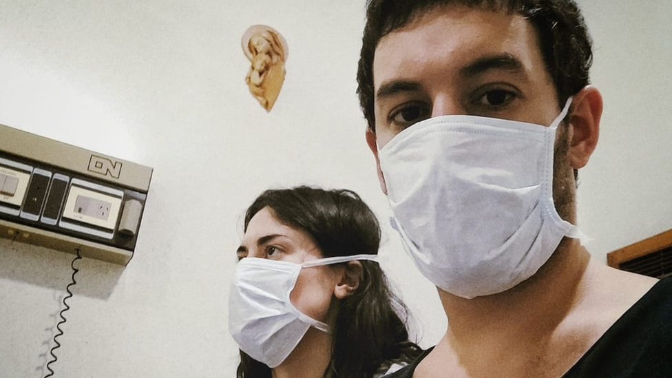 Aníbal y Renata se contagiaron de dengue en sus casas mientras cumplían con la estricta cuarentena de Argentina. GENTILEZA ANÍBAL VECCHIO