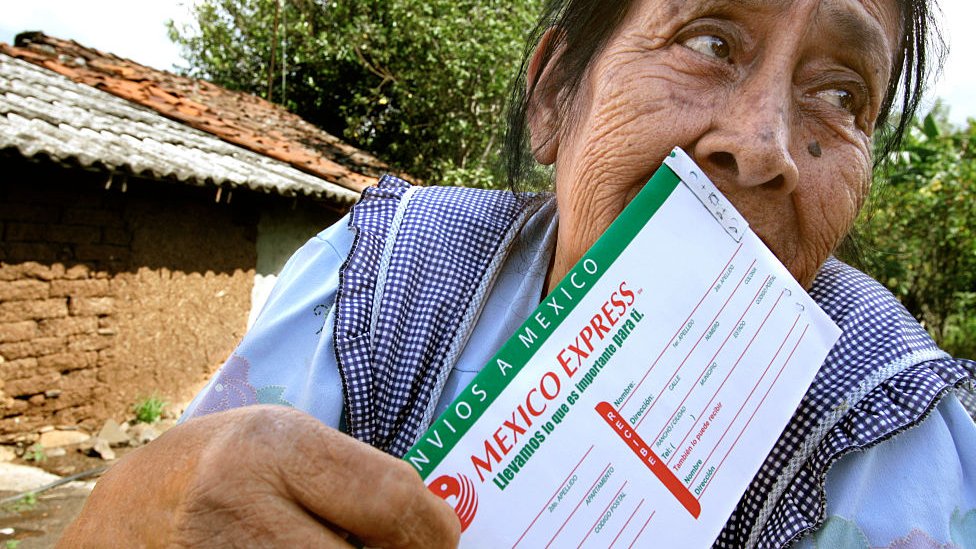 Millones de hogares latinoamericanos dependen de las remesas enviadas por los migrantes.
