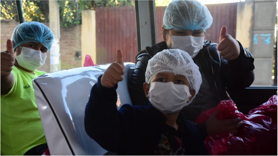 Los niños retornaron a su casa en un pequeño bus tras casi tres semanas de internación. (Foto Prensa Libre: José Rocha/Los Tiempos)