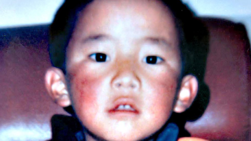 Esta es la única foto que existe de Gedhun Choekyi Nyima. Fue tomada entre en 1994 y 1995. (Foto Prensa Libre: BBC)