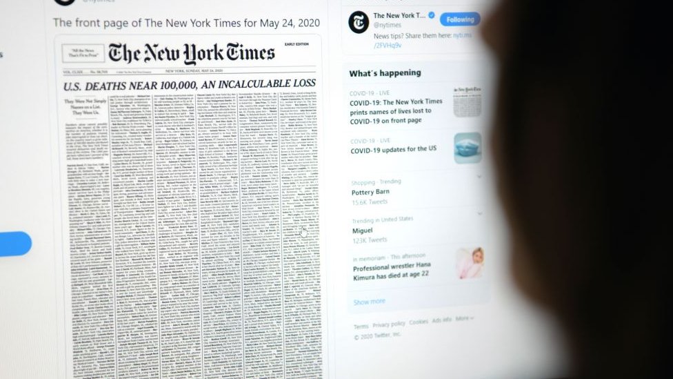 The New York Times le rindió un sencillo pero poderoso homenaje a las víctimas de covid-19 en EE.UU. (Foto Prensa Libre: Getty Images)