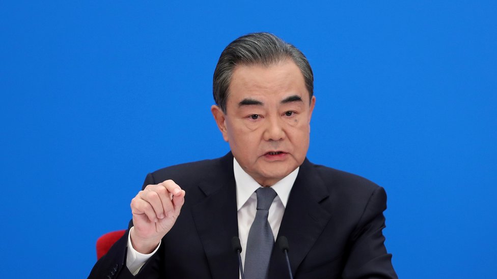 El canciller Wang Yi acusó a Estados Unidos de diseminar teorías falsas y conspiraciones sobre China. (Foto Prensa Libre: Reuters)