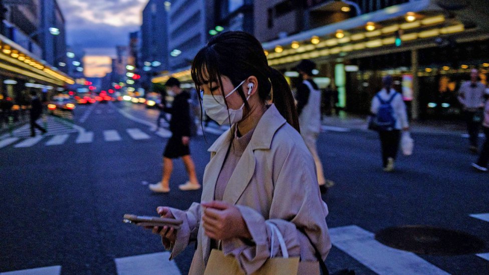 Japón, como muchos otros países asiáticos, han relajado las restricciones de movimiento del público, pero han registrado nuevos focos de infección. (Foto Prensa Libre: Getty Images)