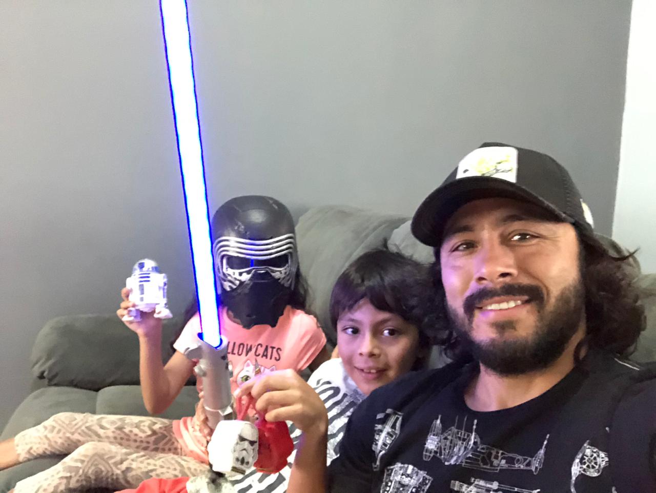 Agustín Herrera, junto a sus hijos, celebrando el Día de Star Wars. (Foto Prensa Libre: Cortesía Agustín Herrera)
