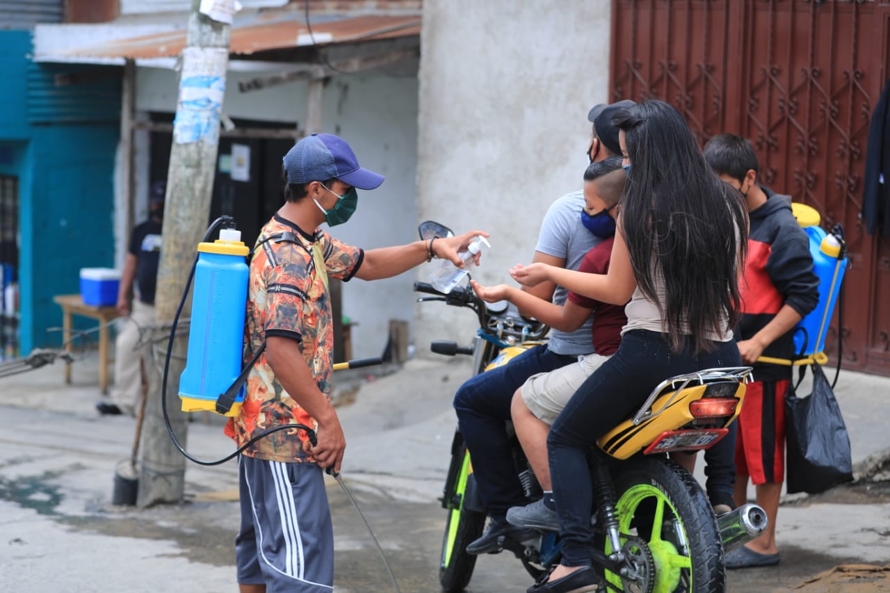 Vecinos se organizan para desinfectar las manos y vehículos en Tierra Nueva 2, Chinautla, este 6 de mayo de 2020. (Foto Prensa Libre: Juan de Dios González).
