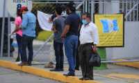 Personas esperan afuera del parque de la Industria a sus familiares recuperados de coronavirus. (Foto Prensa Libre: Hemeroteca).