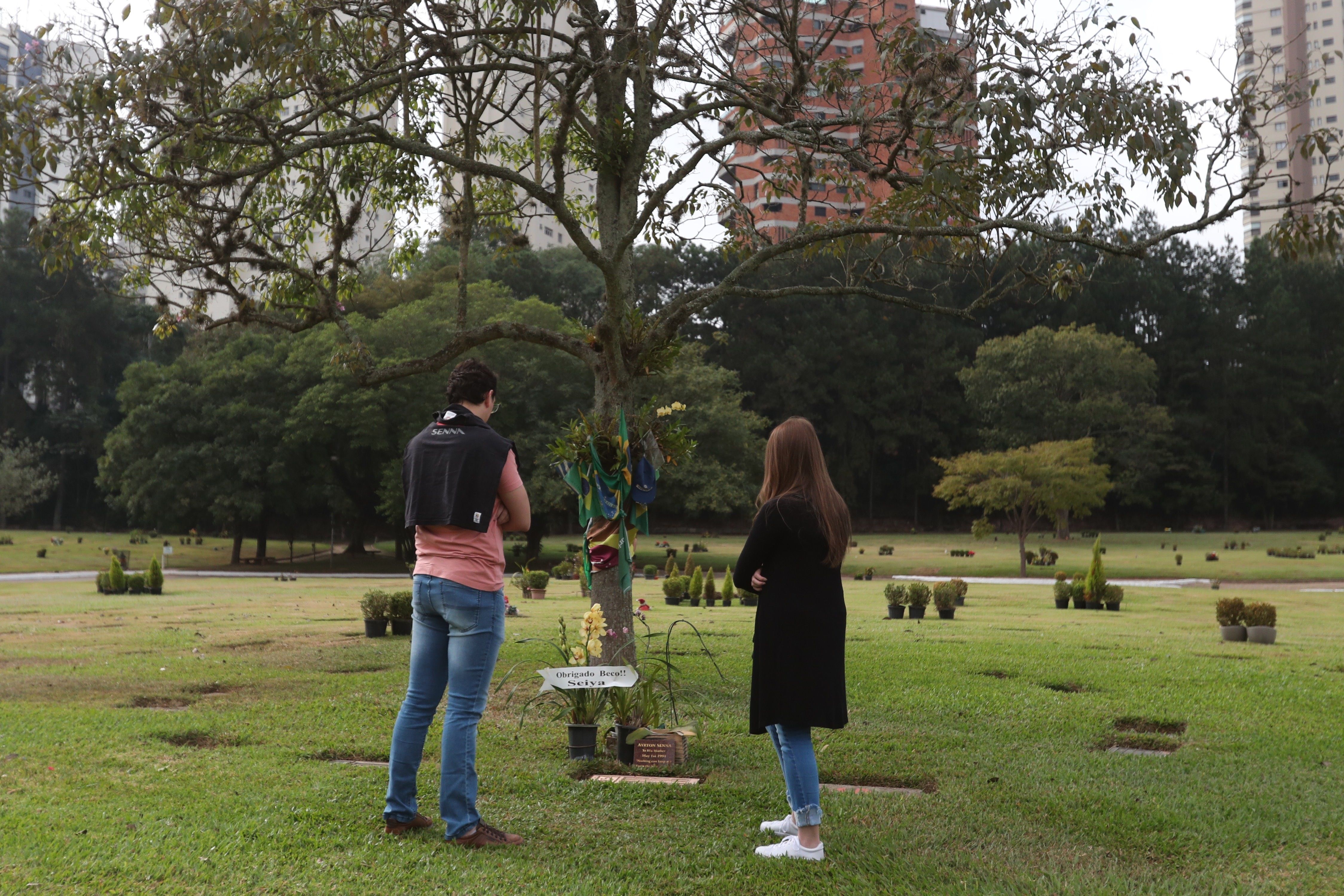 Aficionados visitan este viernes la tumba de Ayrton Senna en el cementerio de Morumbí, en Sao Paulo. (Foto Prensa Libre: EFE)