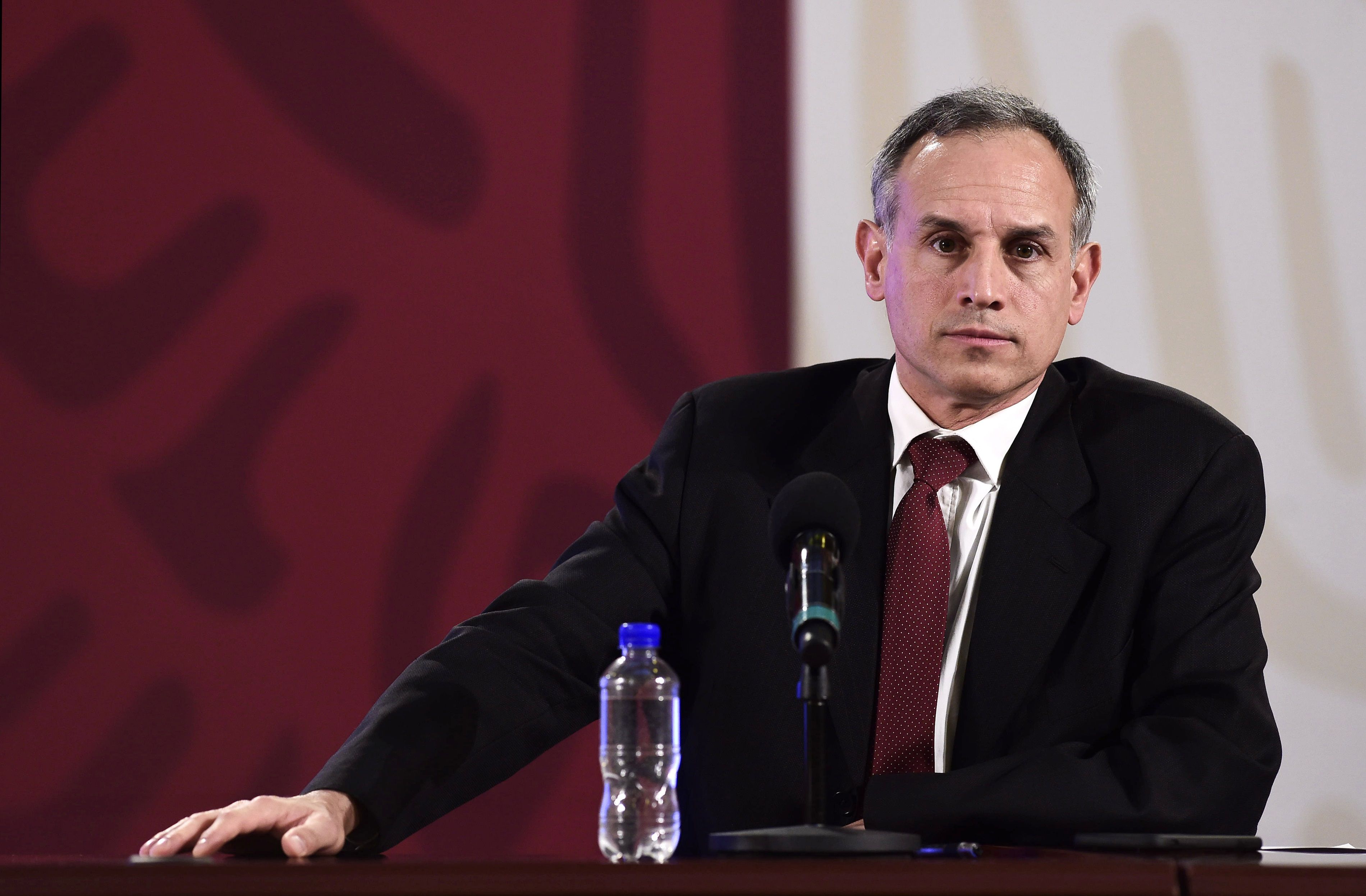 MEX708. CIUDAD DE MÉXICO (MÉXICO), 04/05/2020.- Fotografía cedida este lunes por la presidencia de México, que muestra al subsecretario de Promoción de la Salud, Hugo López-Gatell, durante una rueda de prensa en Palacio Nacional de Ciudad de México (México). Los casos confirmados de COVID-19 en México llegaron a 24.905 con 2.271 fallecimientos desde el inicio de la pandemia al sumar los 1.434 contagios y 117 decesos notificados este lunes, informaron las autoridades sanitarias. EFE/ Presidencia De México SOLO USO EDITORIAL NO VENTAS