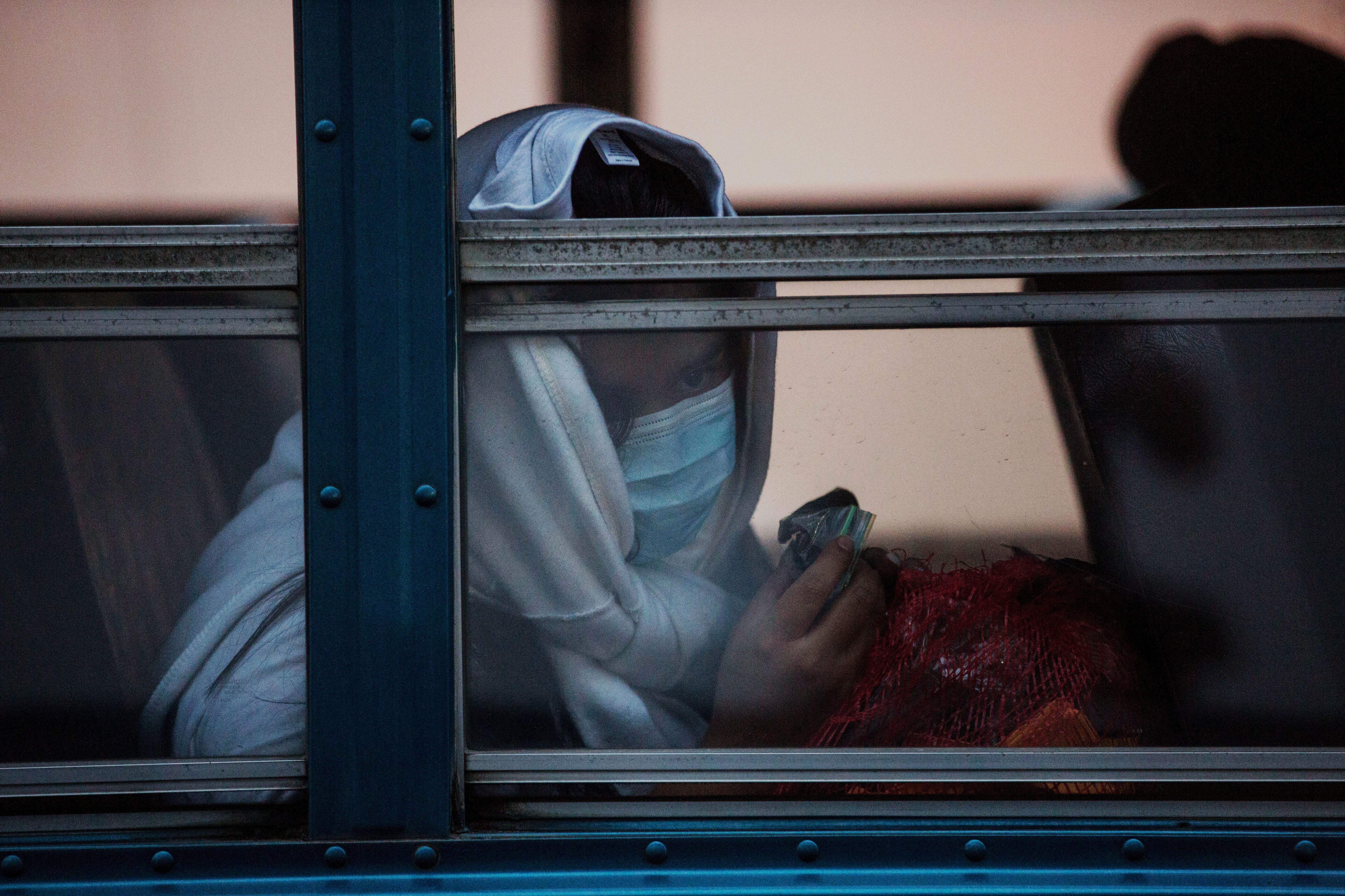 Un migrante deportado de EE. UU. es llevado a un albergue donde quedan internados hasta descartar que tienen coronavirus. (Foto Prensa Libre: Hemeroteca PL)