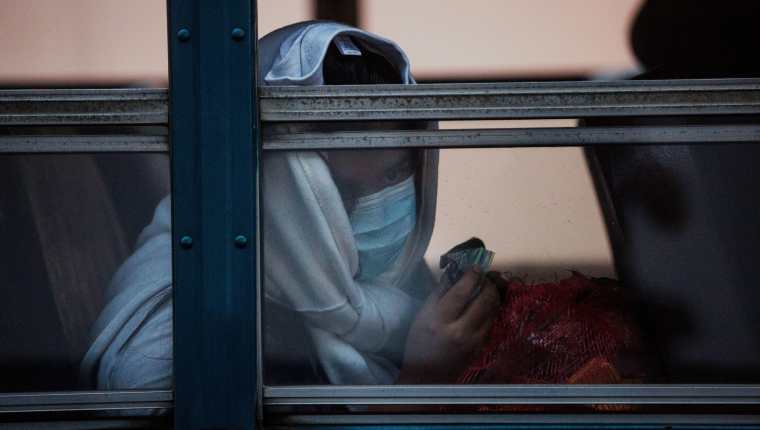 Un migrante deportado de EE. UU. es llevado a un albergue donde quedan internados hasta descartar que tienen coronavirus. (Foto Prensa Libre: Hemeroteca PL)