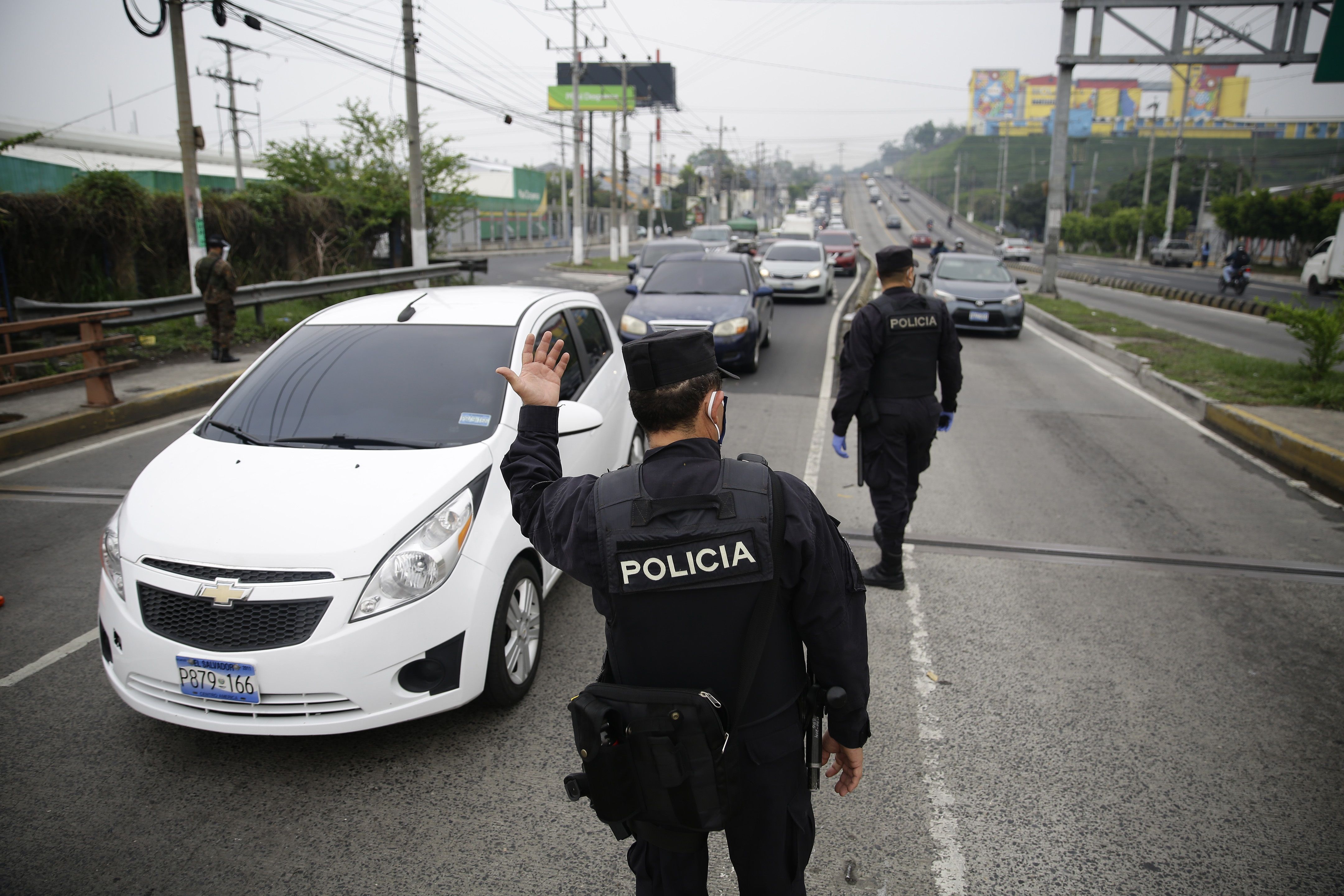 Las autoridades salvadoreñas declararon un cierre de las actividades industriales y comerciales y solo permiten las esenciales como la industria de alimentos y bebidas y medicamentos afectando a empresas guatemaltecas. (Foto Prensa Libre: EFE)