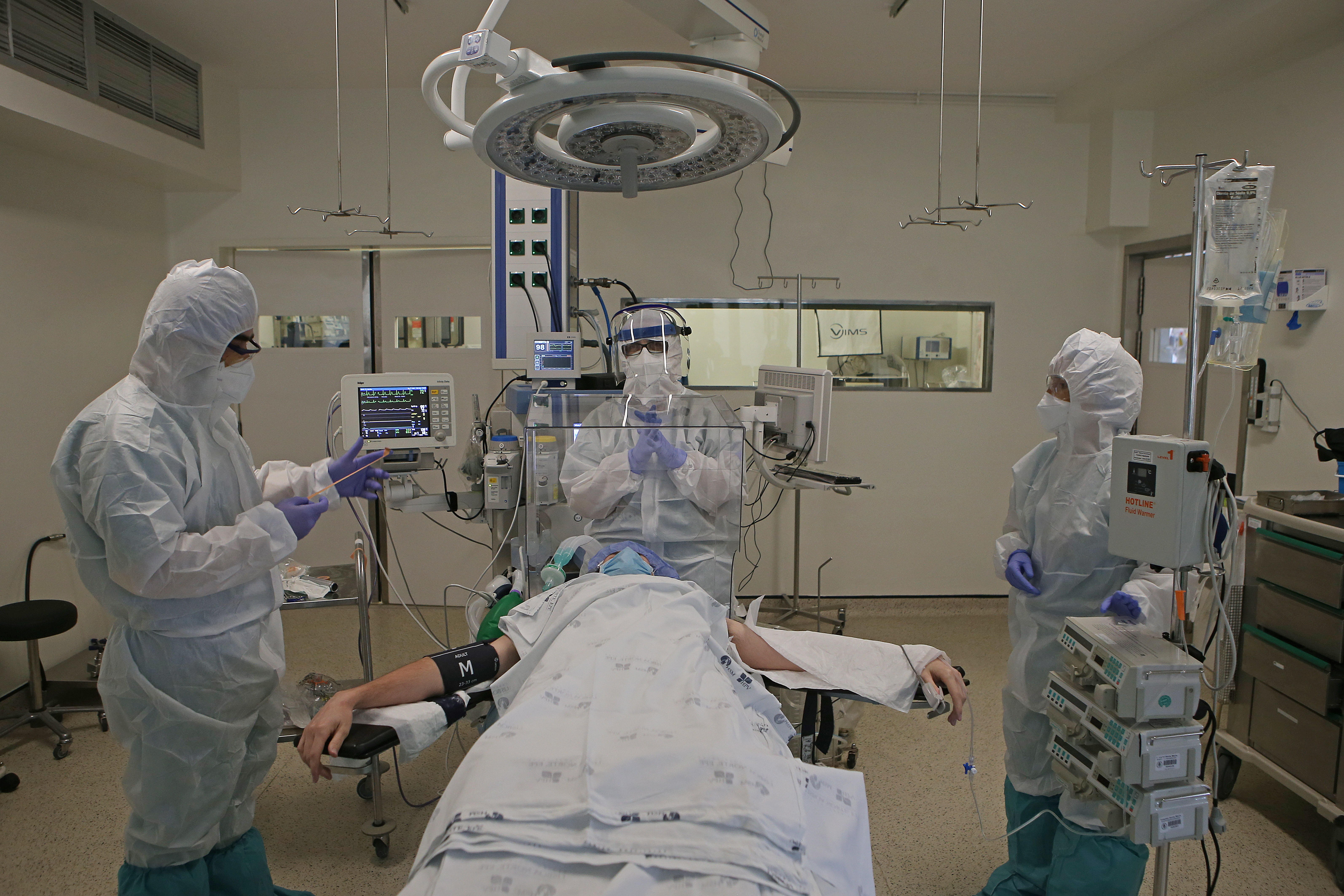 Los doctores continúan luchando contra el coronavirus, mientras su propagación no se detiene. (Foto Prensa Libre: EFE)