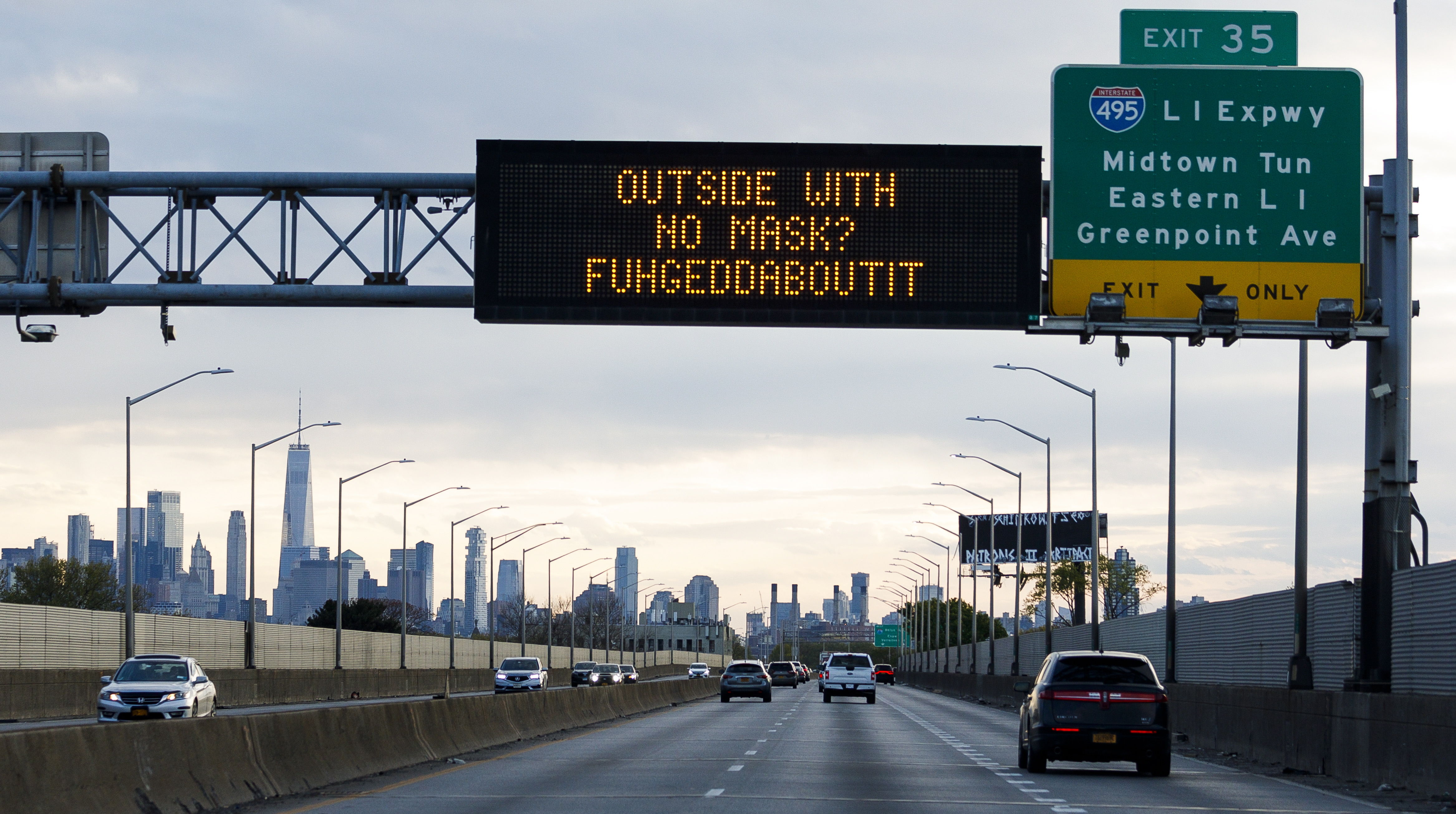 Un rótulo que recuerda a las personas que deben usar mascarilla en una carretera en Nueva York, Estados Unidos. (Foto Prensa Libre: EFE)