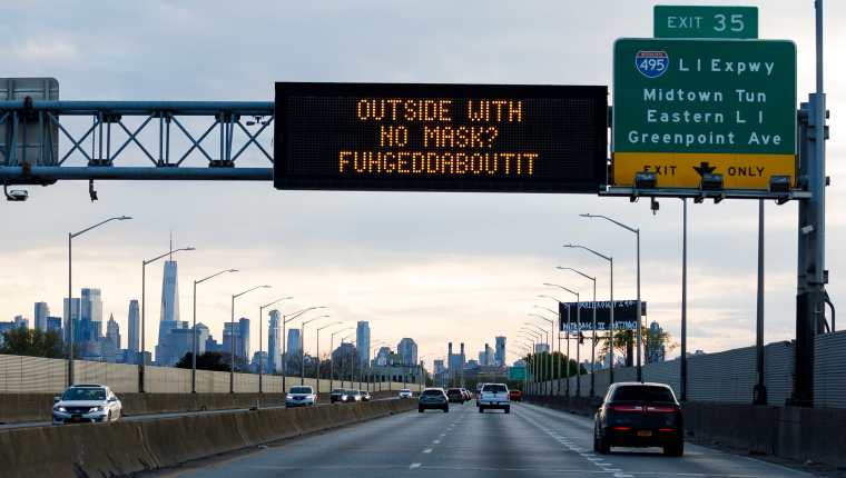 Un rótulo que recuerda a las personas que deben usar mascarilla en una carretera en Nueva York, Estados Unidos. (Foto Prensa Libre: EFE).