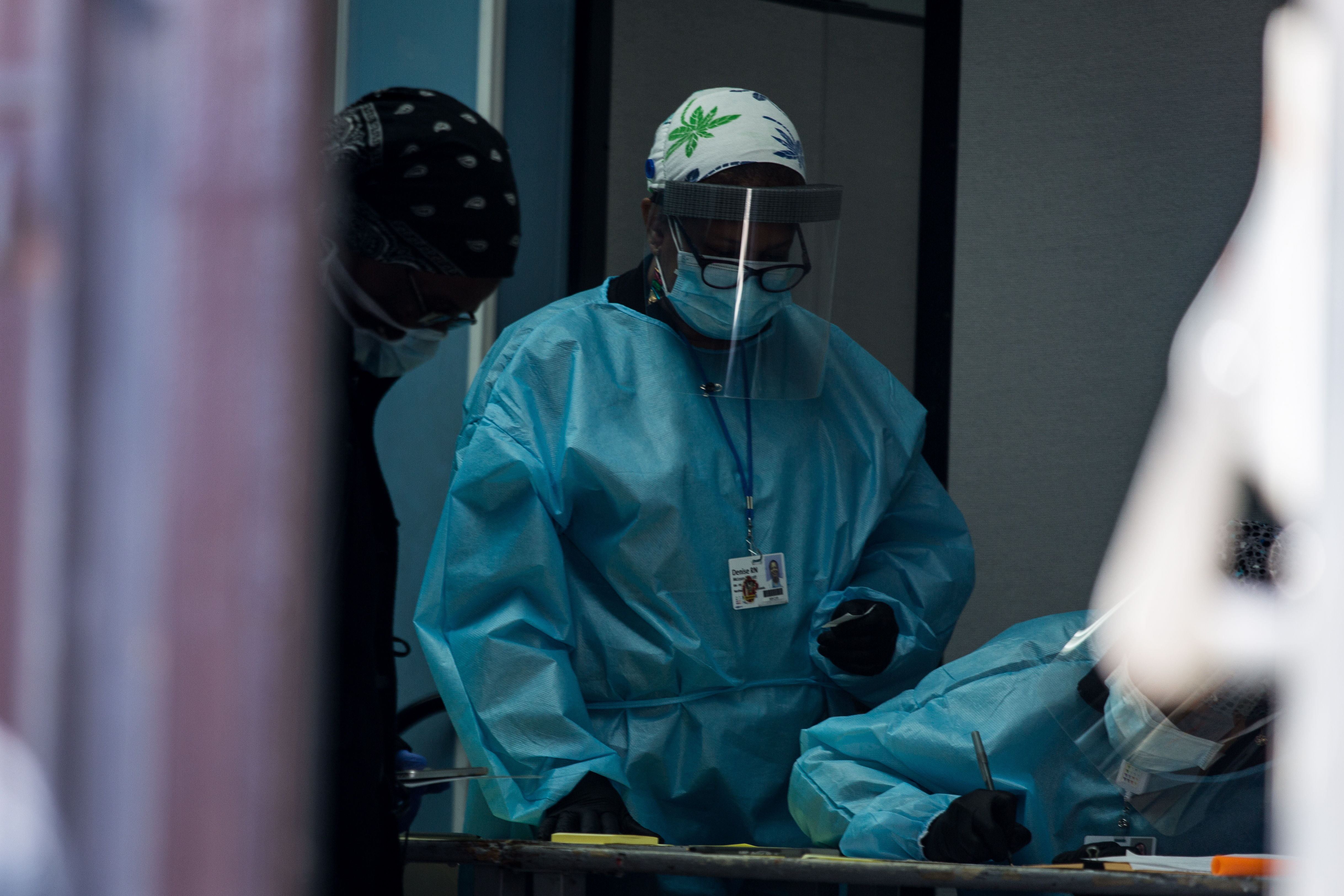 Los hospitales de Nueva York contrataron a jóvenes para trabajos temporales durante la emergencia del coronavirus. (Foto Prensa Libre: EFE)