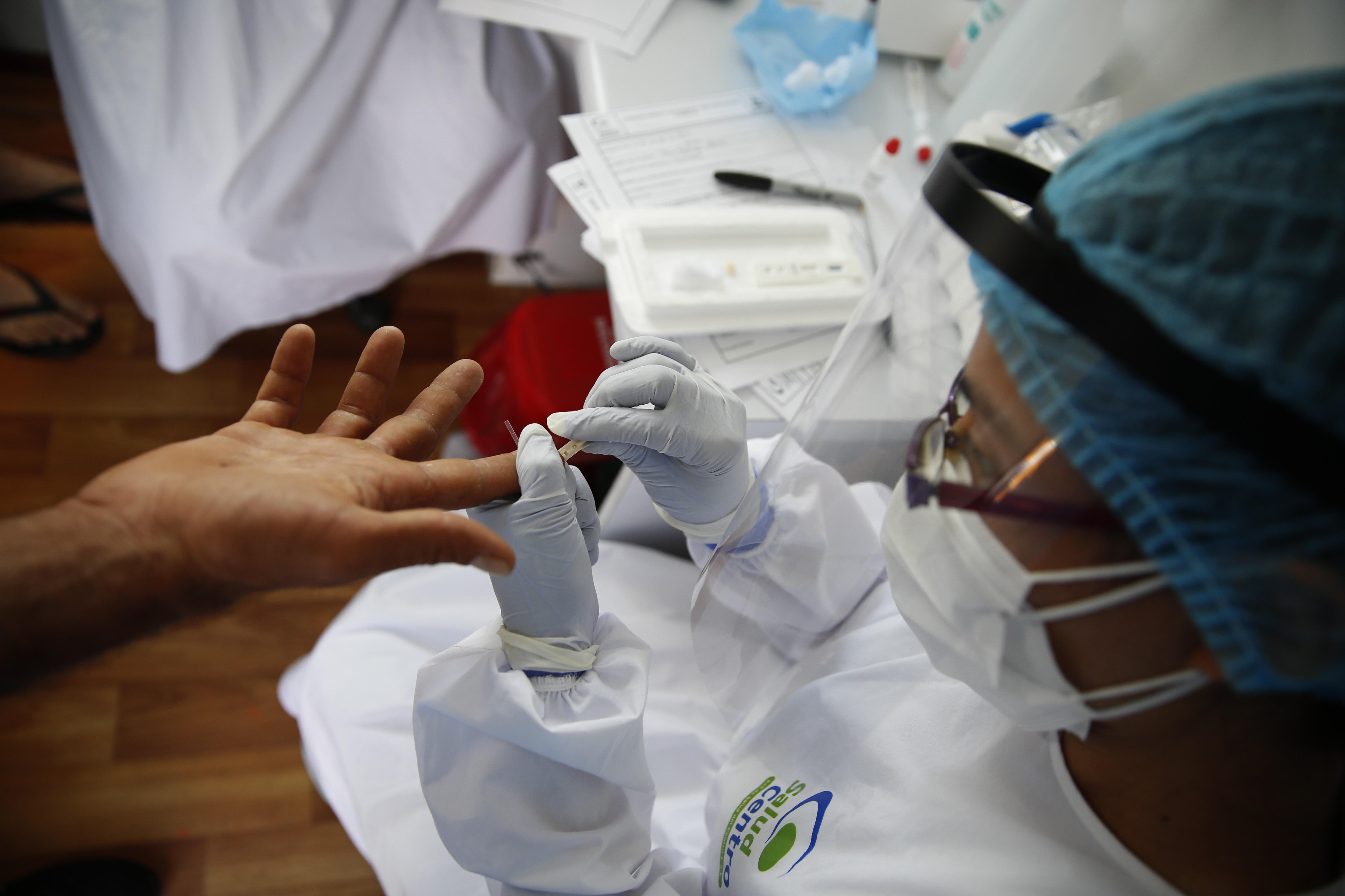 Las pruebas serológicas o de sangre son las menos recomendadas para confirmar la infección del covid-19. (Foto Prensa Libre: EFE)