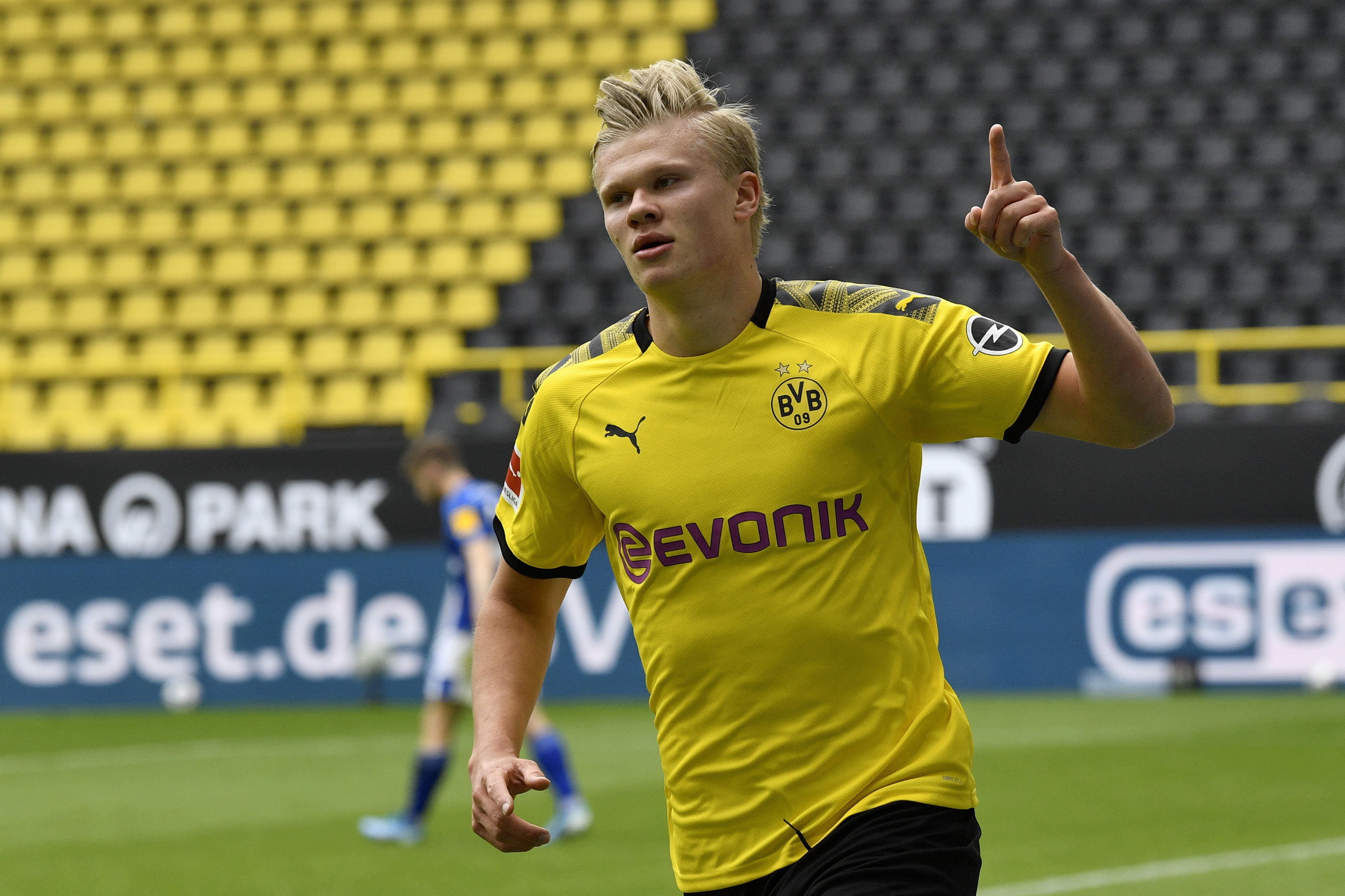 Erling Haaland celebra el primer gol de Dortmund en el regreso de la Bundesliga. (Foto Prensa Libre: EFE)