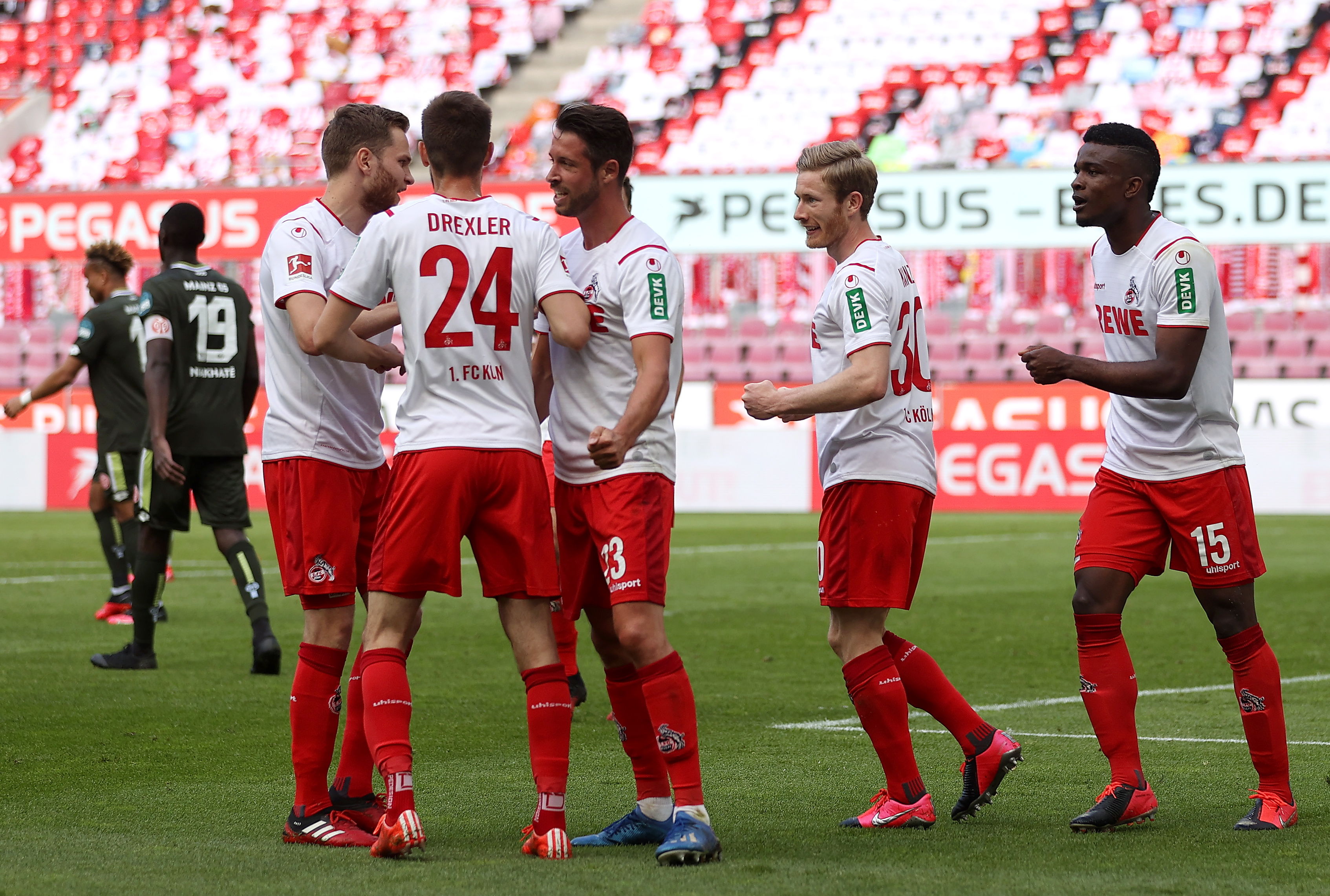 Los jugadores del Colonia festejan uno de sus goles. (Foto Prensa Libre: EFE) 