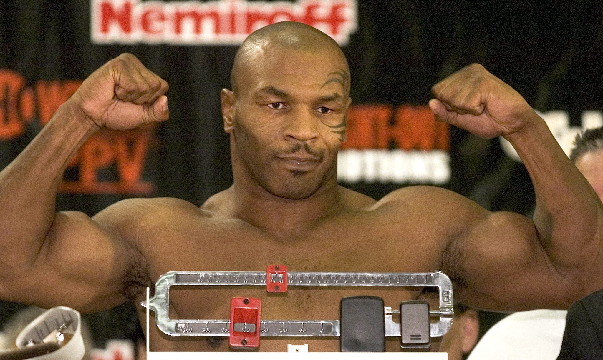 El boxeador estadounidense Mike Tyson se alista para su regreso al cuadrilátero. (Foto Prensa Libre: EFE)