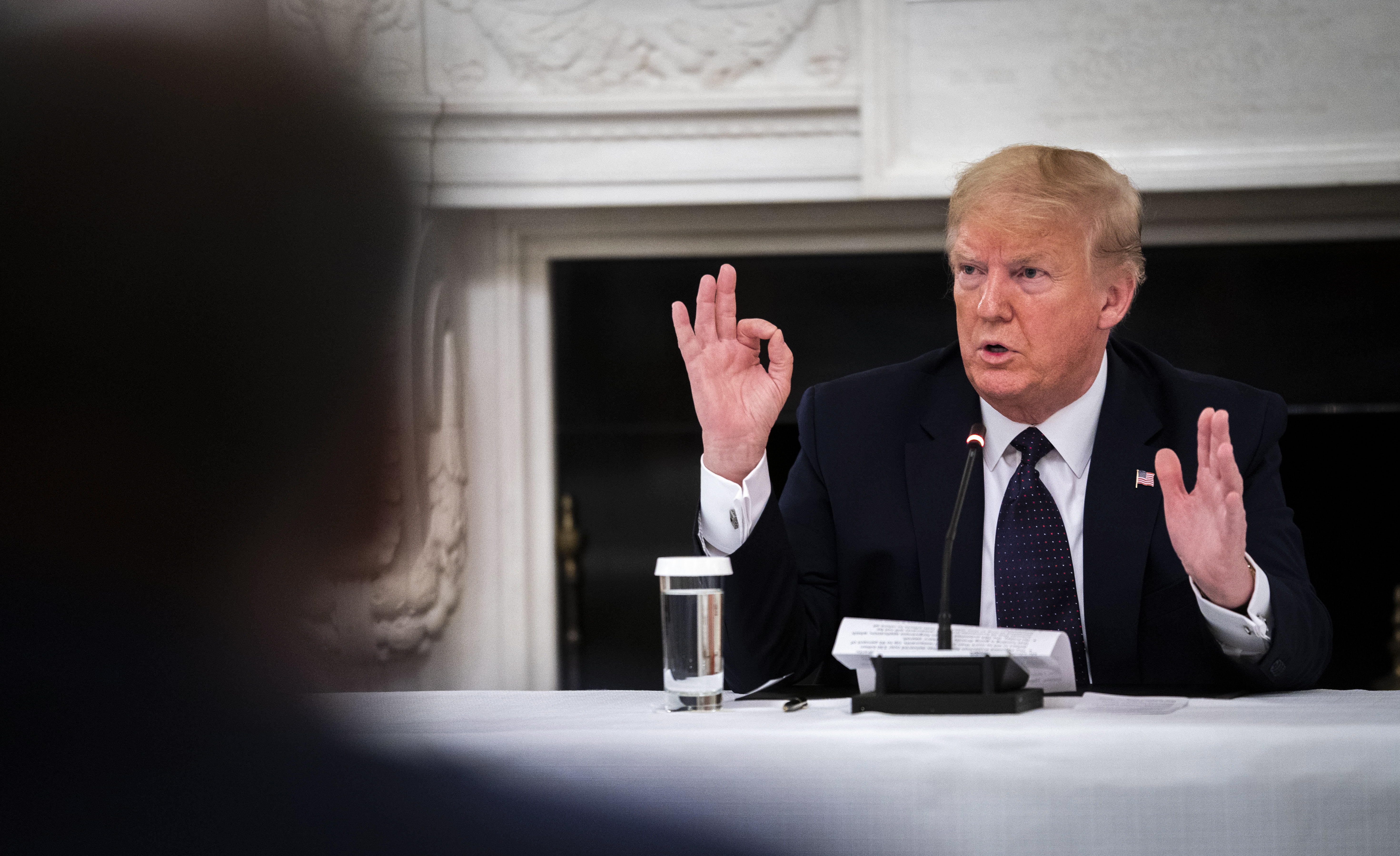 Donald Trump, presidente de Estados Unidos, habla con periodistas en la Casa Blanca. (Foto Prensa Libre: EFE)