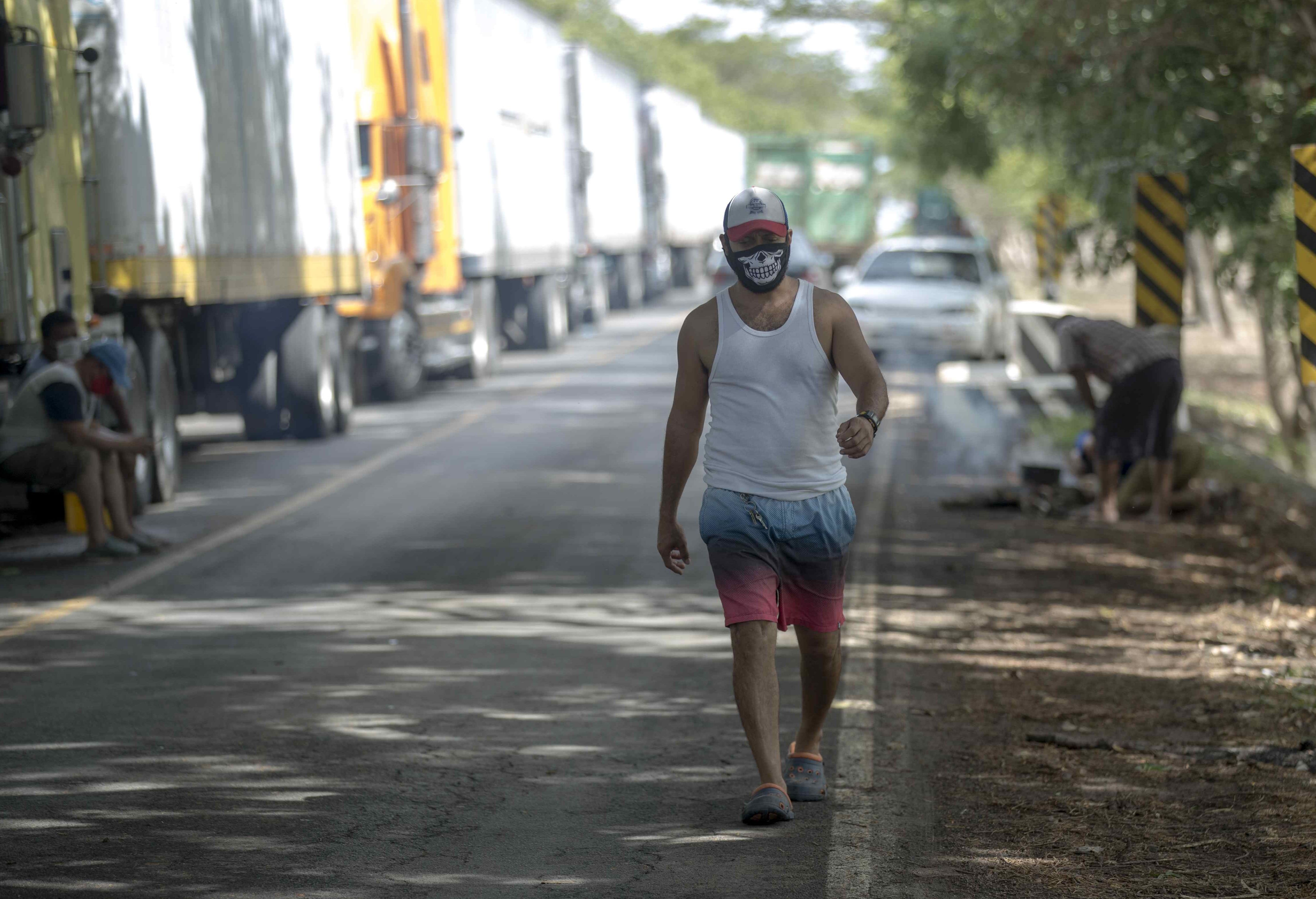 Un transportista de carga pesada, que se encuentra varado en Peñas Blancas en la frontera entre Nicaragua y Costa Rica, camina cerca a la ciudad de Rivas (Nicaragua). (Foto Prensa Libre: EFE)