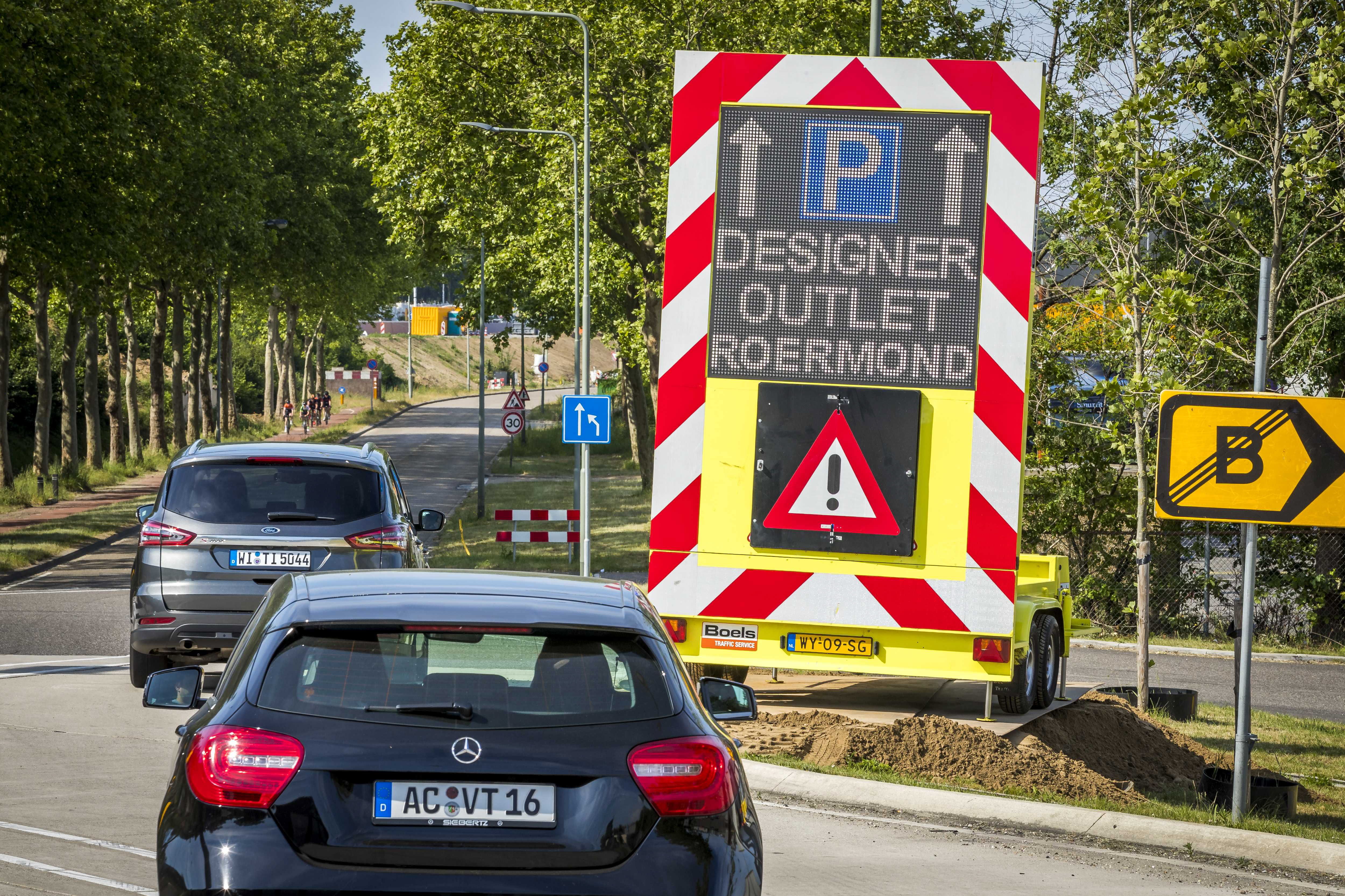 Roermond (Netherlands), 21/05/2020.- Cars are directed towards the Designer Outlet Cente in Roermond, the Netherlands, 21 May 2020. Large numbers of Germans traditionally cross the border on Ascensio Day to go shopping in Roermond and Venlo. Although restaurants and bars remain closed due to the ongoing pandemic of the COVID-19 disease caused by the SARS-CoV-2 coronavirus, many people have taken advantage of the public holiday to head outdoors and bask in the sun. (Países Bajos; Holanda) EFE/EPA/MARCEL VAN HOORN