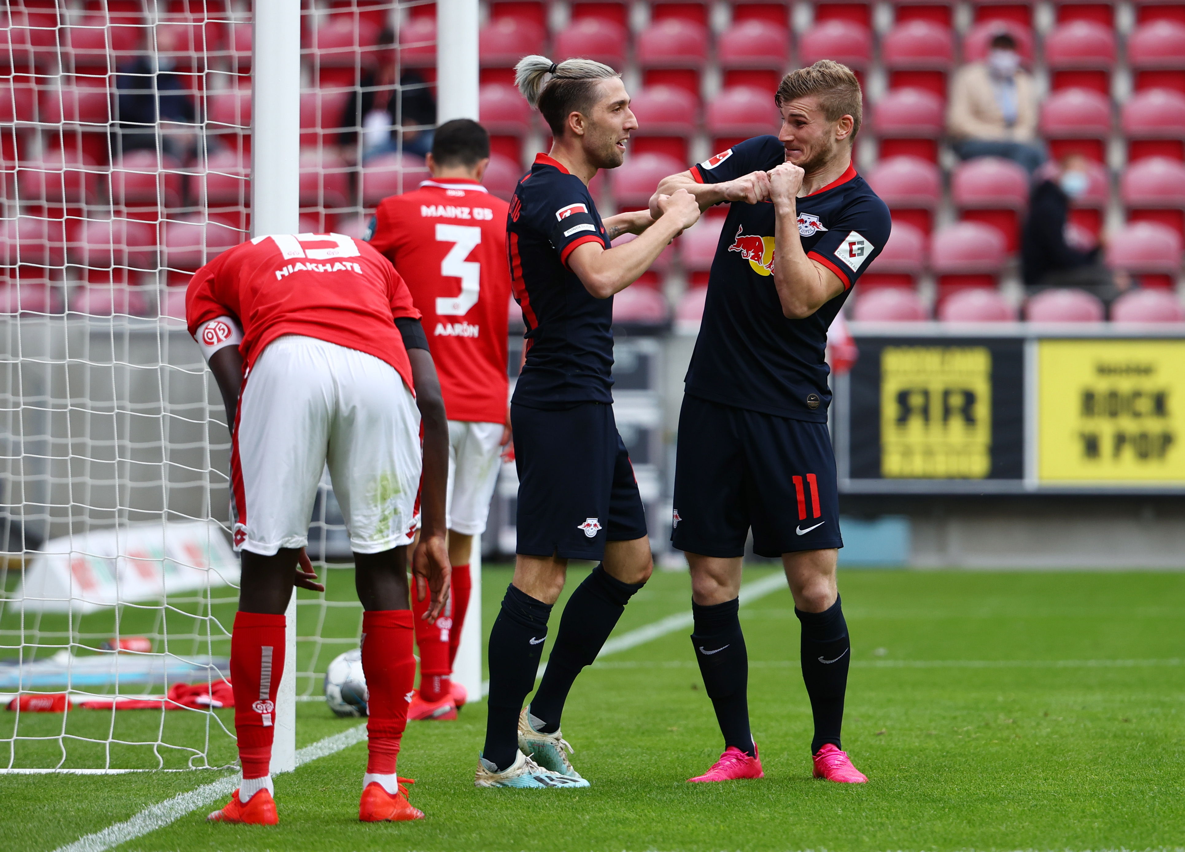 Timo Werner celebra con Kevin Kampl uno de los goles en la victoria  FSV Mainz. (Foto Prensa Libre: EFE).