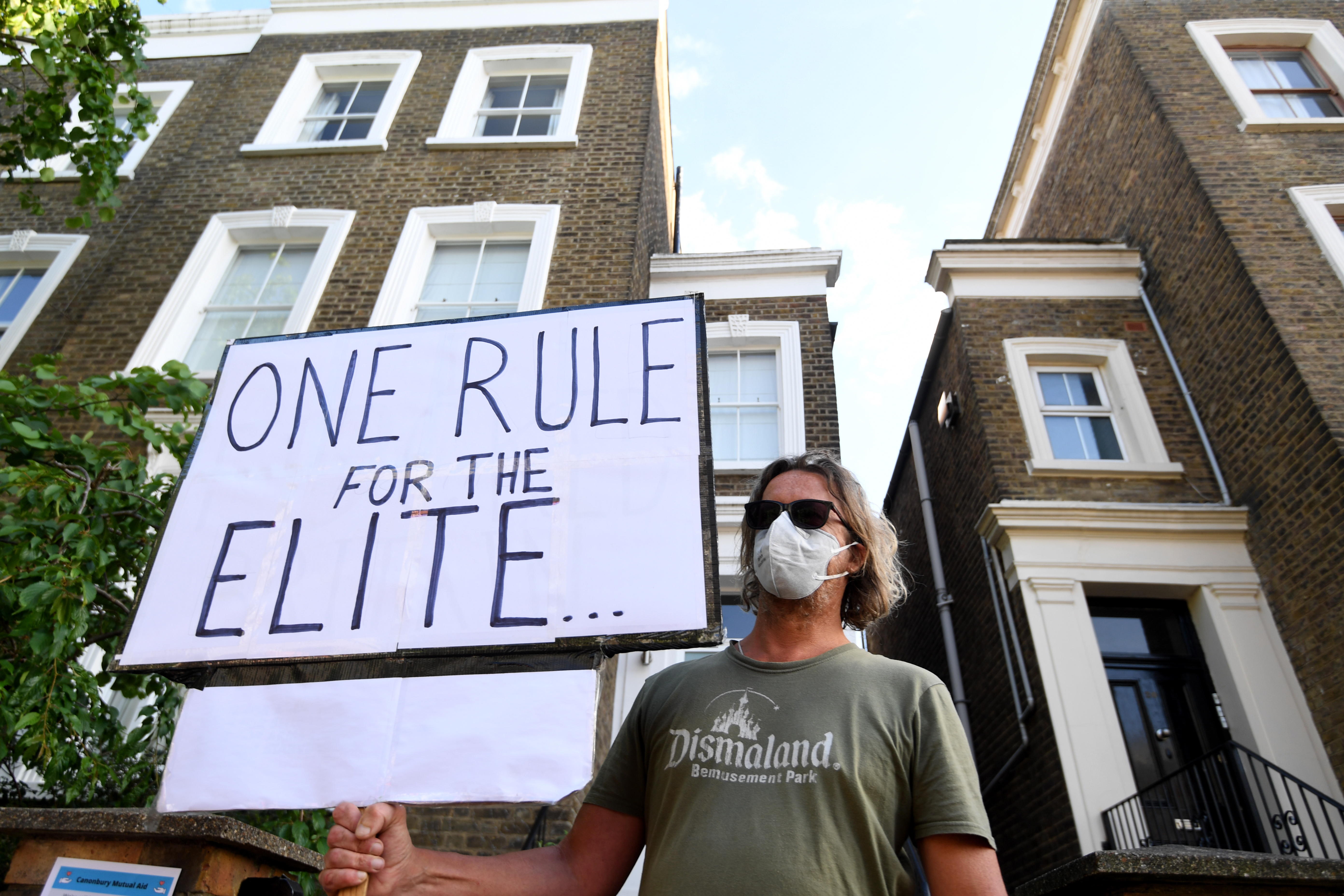 London (United Kingdom), 25/05/2020.- A protestor stands outside British Prime Minister Boris Johnson's Special Advisor, Dominic Cummings' home in London, Britain, 25 May 2020. Calls for Cummings' resignation have increased since news broke the Cummings broke lockdown regulations while showing symptoms for Covid-19. (Protestas, Reino Unido, Londres) EFE/EPA/FACUNDO ARRIZABALAGA