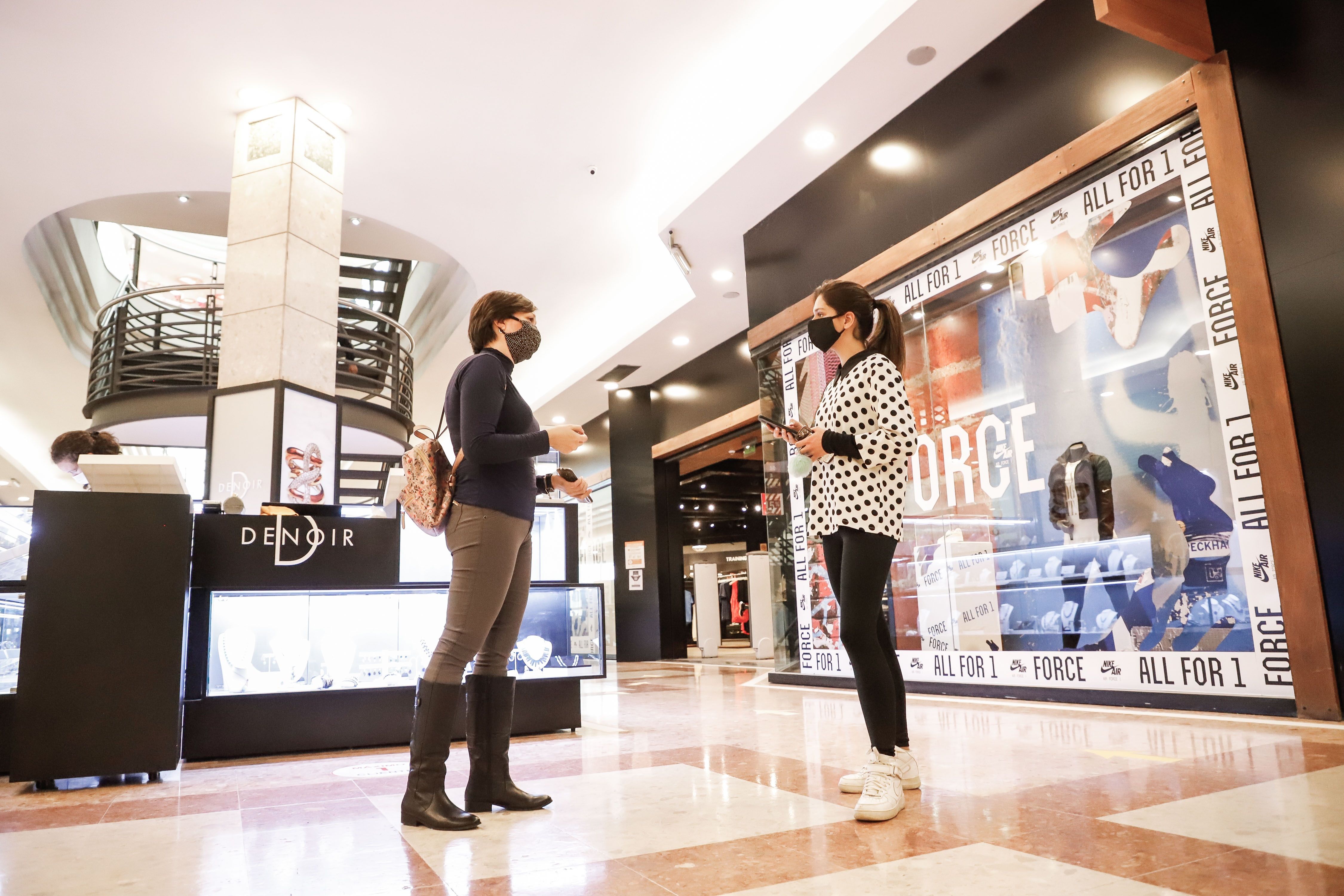 El uso de cámaras para medir la temperatura de las personas en los centros comerciales podría ser parte del futuro (Foto Prensa Libre: Hemeroteca PL)