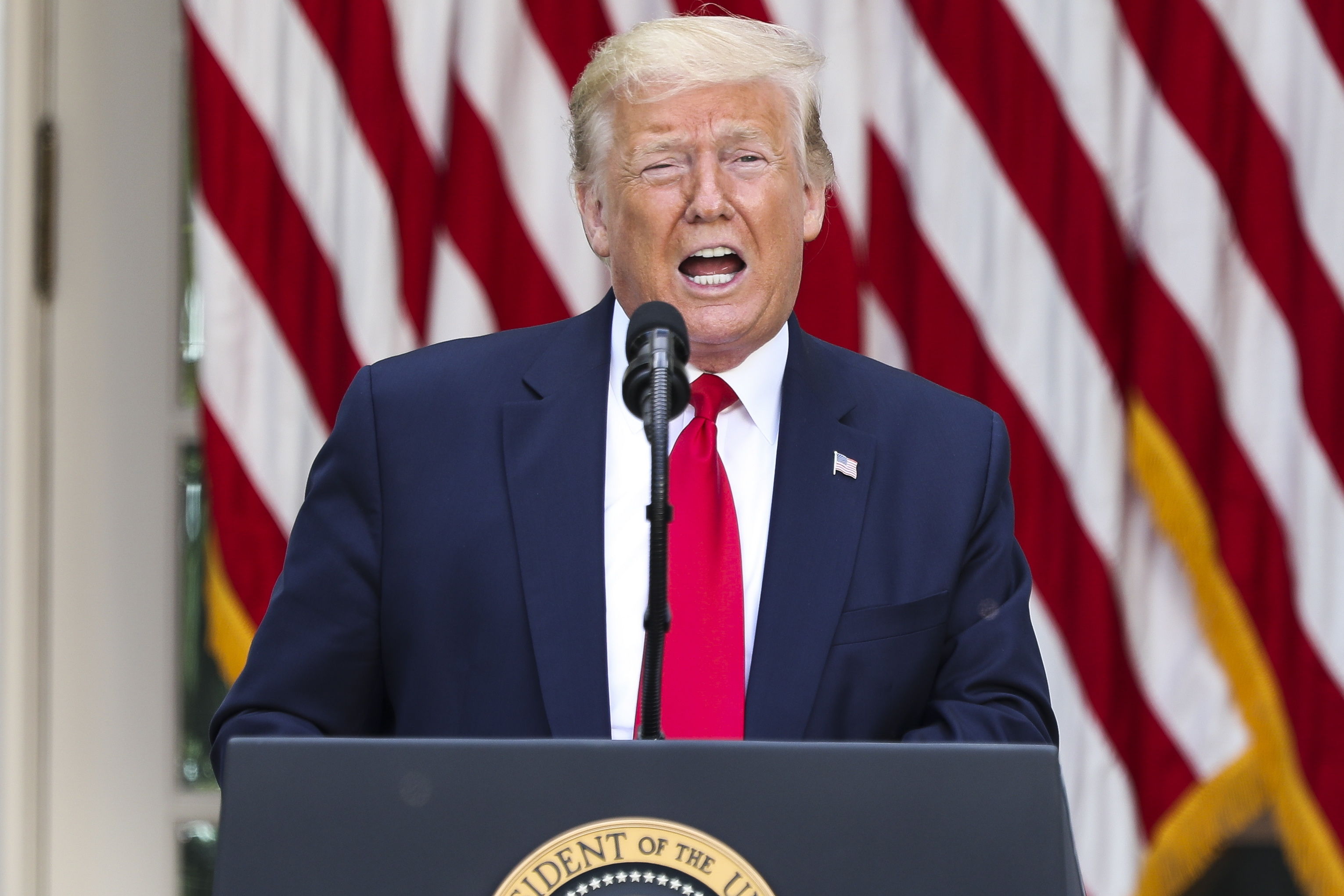 El presidente Donald Trump, durante un acto en un jardín de la Casa Blanca. (Foto Prensa Libre: EFE)