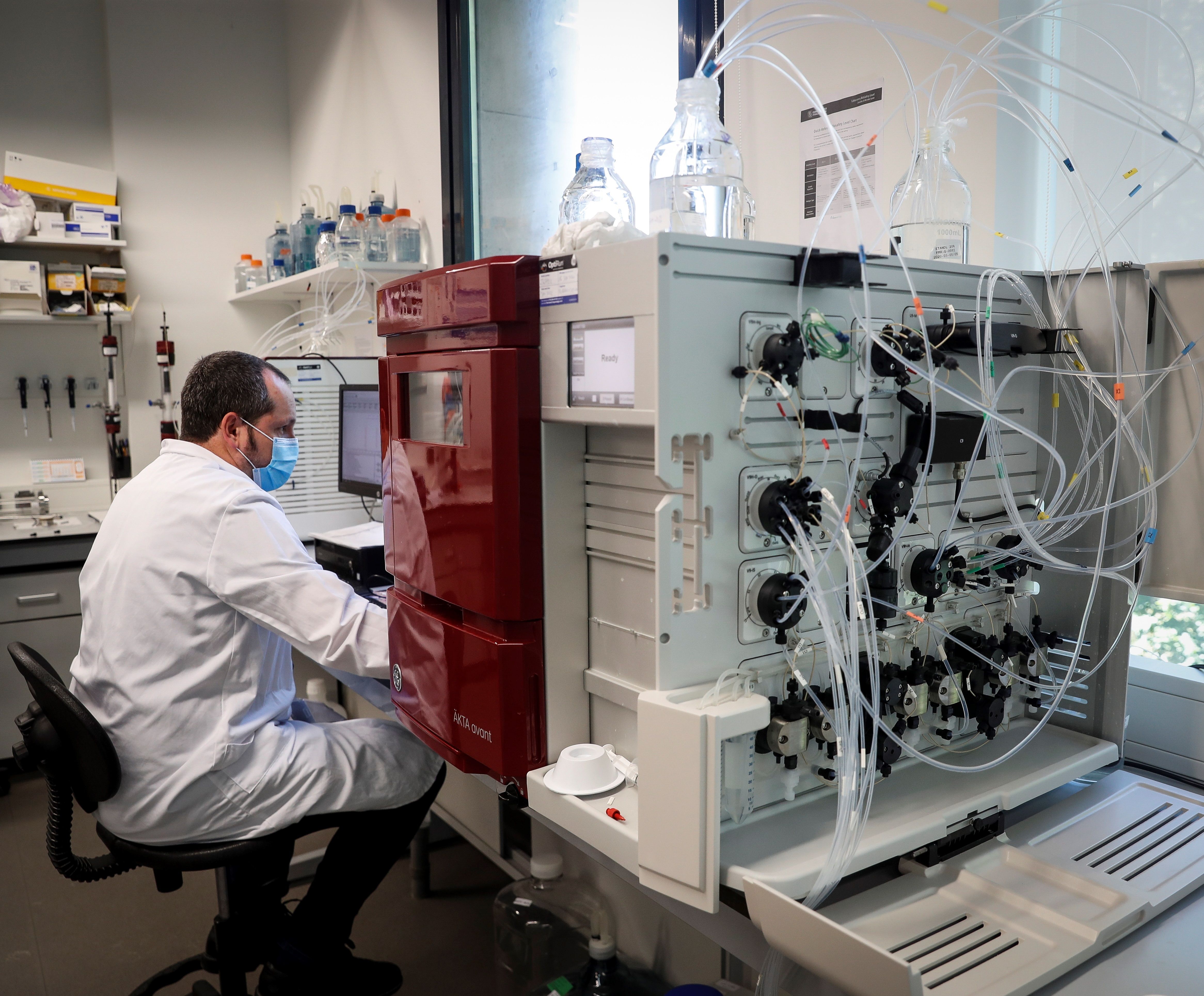 Un investigador de la empresa donostiarra Viralgen Vector Core, especializada en la producción de vectores virales para terapia génica, trabaja este jueves en su laboratorio. Viralgen ha sido elegida para fabricar de manera "masiva" una vacuna contra el covid-19 que están desarrollando el Massachusetts General Brigham Hospital (MGB) y la Universidad de Harvard. (Foto Prensa Libre: EFE).