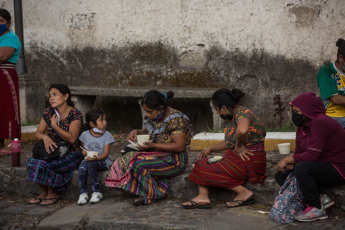 Ayuda que gobiernos de Centroamérica dan para mitigar el hambre por el coronavirus tiene tinte político, señalan expertos