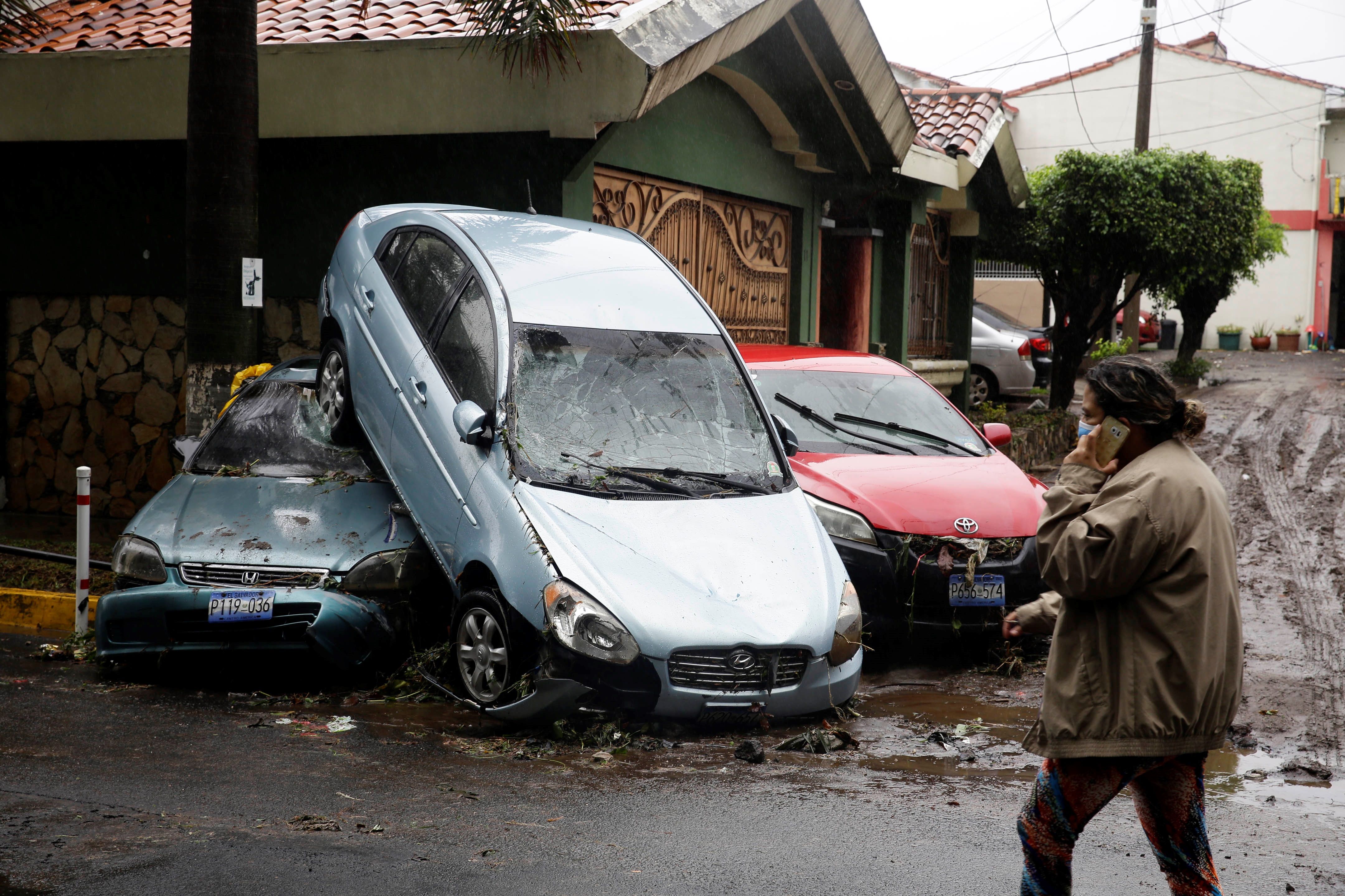 -FOTODELDÍA- AME3419. SAN SALVADOR (EL SALVADOR), 31/05/2020.- Vista este domingo de los daños causados por la tormenta tropical Amanda, en San Salvador (El Salvador). Las intensas lluvias generadas por la tormenta tropical Amanda en El Salvador causaron este domingo la muerte de al menos cuatro personas e inundaciones en la capital del país centroamericano, informaron las autoridades. El ministro de Gobernación, Mario Durán, dijo en una conferencia de prensa que entre los fallecidos se encuentra un niño de 8 años de edad en la localidad central de Ciudad Delgado y una persona que fue arrastrada por un río desbordado en un barrio popular de San Salvador. EFE/ Rodrigo Sura