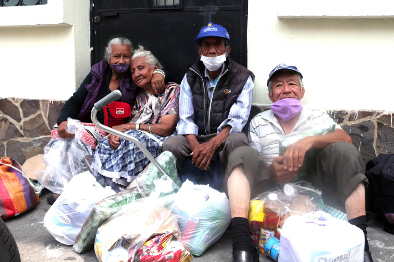 Fundación Paiz busca ayudar a a las personas de la tercera edad que están siendo afectadas por la pandemia. (Foto Prensa Libre: cortesía Fundación Paiz)