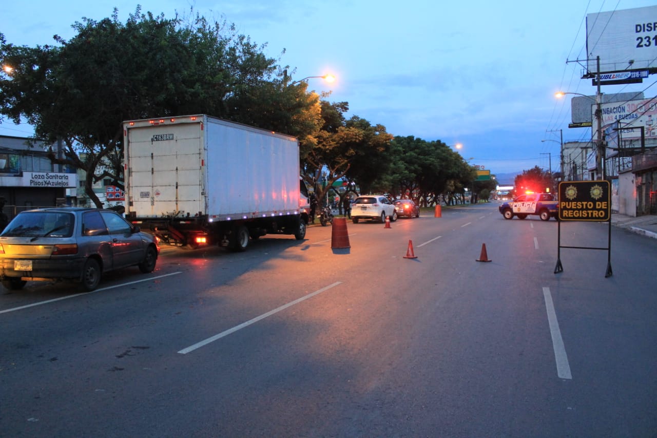 Retén de la PNC en la Calzada Roosevelt durante el toque de queda este fin de semana. (Foto Prensa Libre: Hemeroteca).
