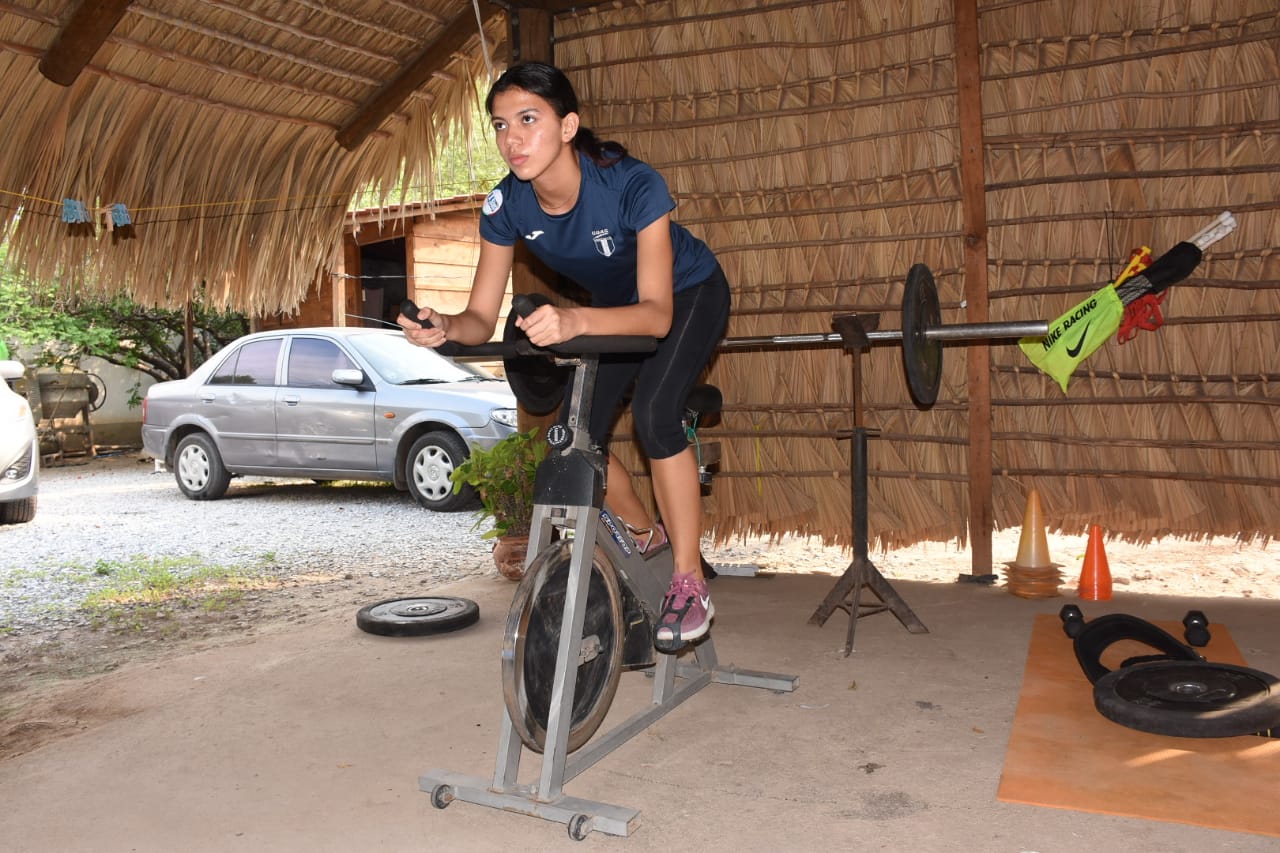 La velocista Mariandré Chacón Aroche trabaja en casa para no bajar el ritmo. (Foto Prensa Libre: Wilder López)