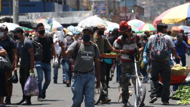 Pese a las restricciones, miles de personas llegan a los mercados de Quetzaltenango, cuyo alcalde teme consecuencias mayores si no se mantiene el distanciamiento social. (Foto Prensa Libre: Raúl Juárez)