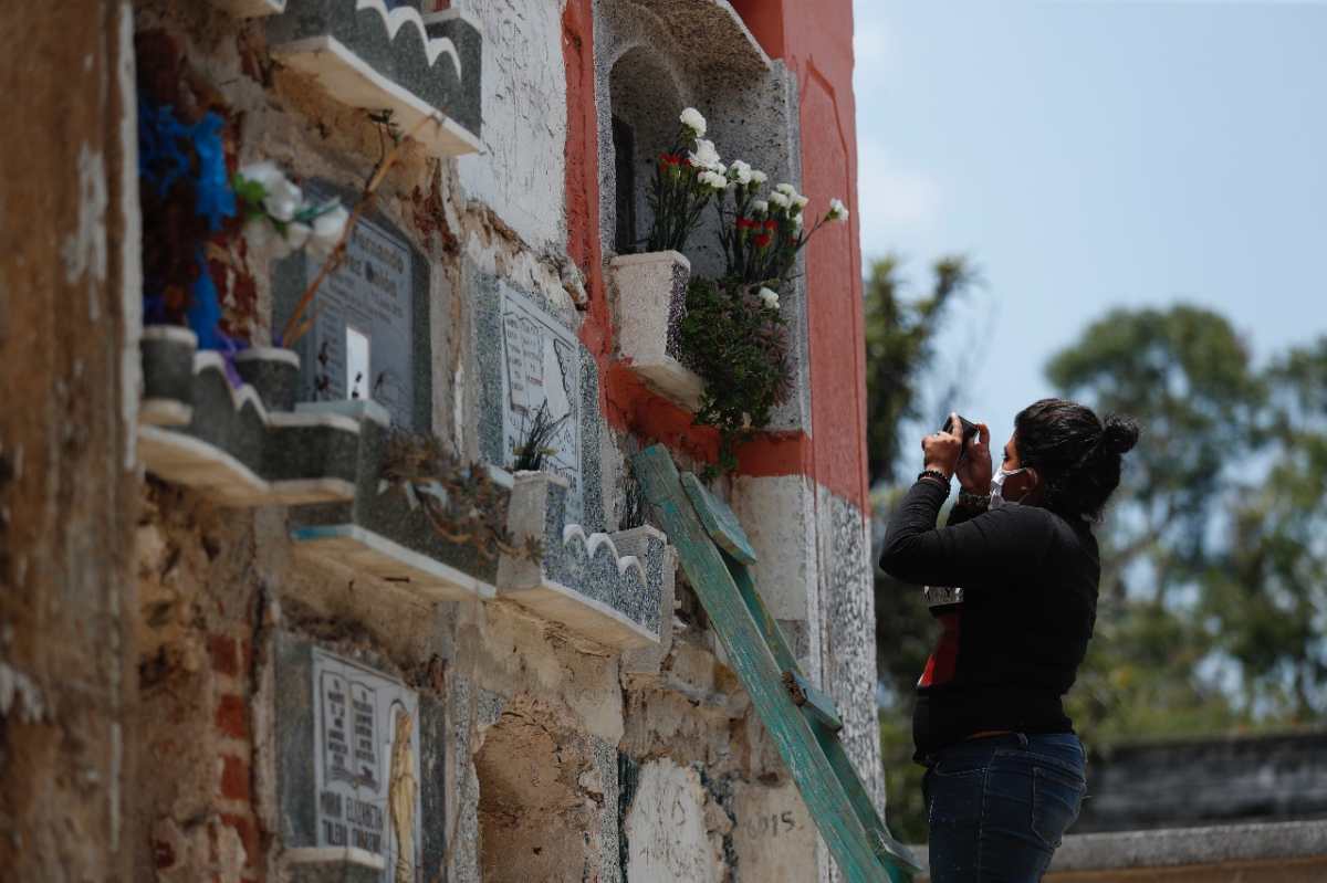 Flores desde lejos y hasta fotos con celular: así fue el Día de las Madres en el Cementerio General por la crisis del covid-19