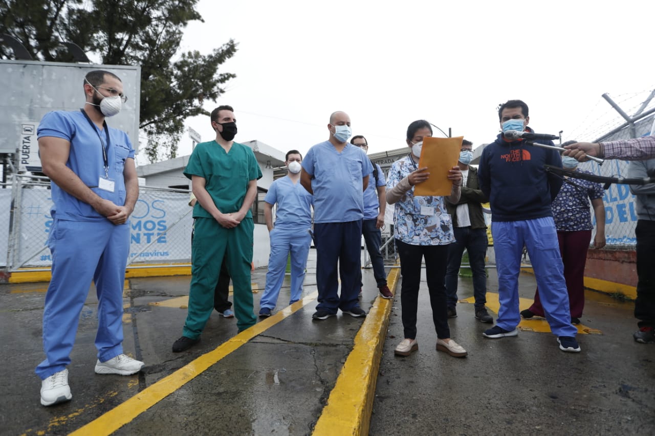 Médicos exigieron este 30 de mayo que el gobierno resuelva la falta de personal e insumos en el hospital en el parque de la Industria. (Foto Prensa Libre: Esbin García).