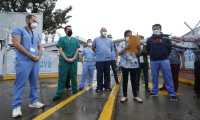 Médicos exigieron este 30 de mayo que el gobierno resuelva la falta de personal e insumos en el hospital en el parque de la Industria. (Foto Prensa Libre: Esbin García).