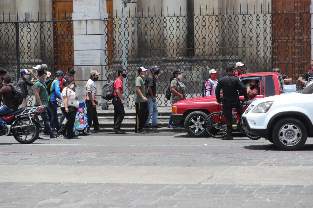 Personas hacen fila para recibir comida en la Plaza de la Constitución este 12 de mayo de 2020. (Foto Prensa Libre: Érick Ávila).