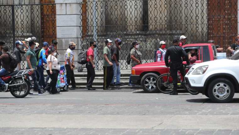Personas hacen fila para recibir comida en la Plaza de la Constitución este 12 de mayo de 2020. (Foto Prensa Libre: Érick Ávila).