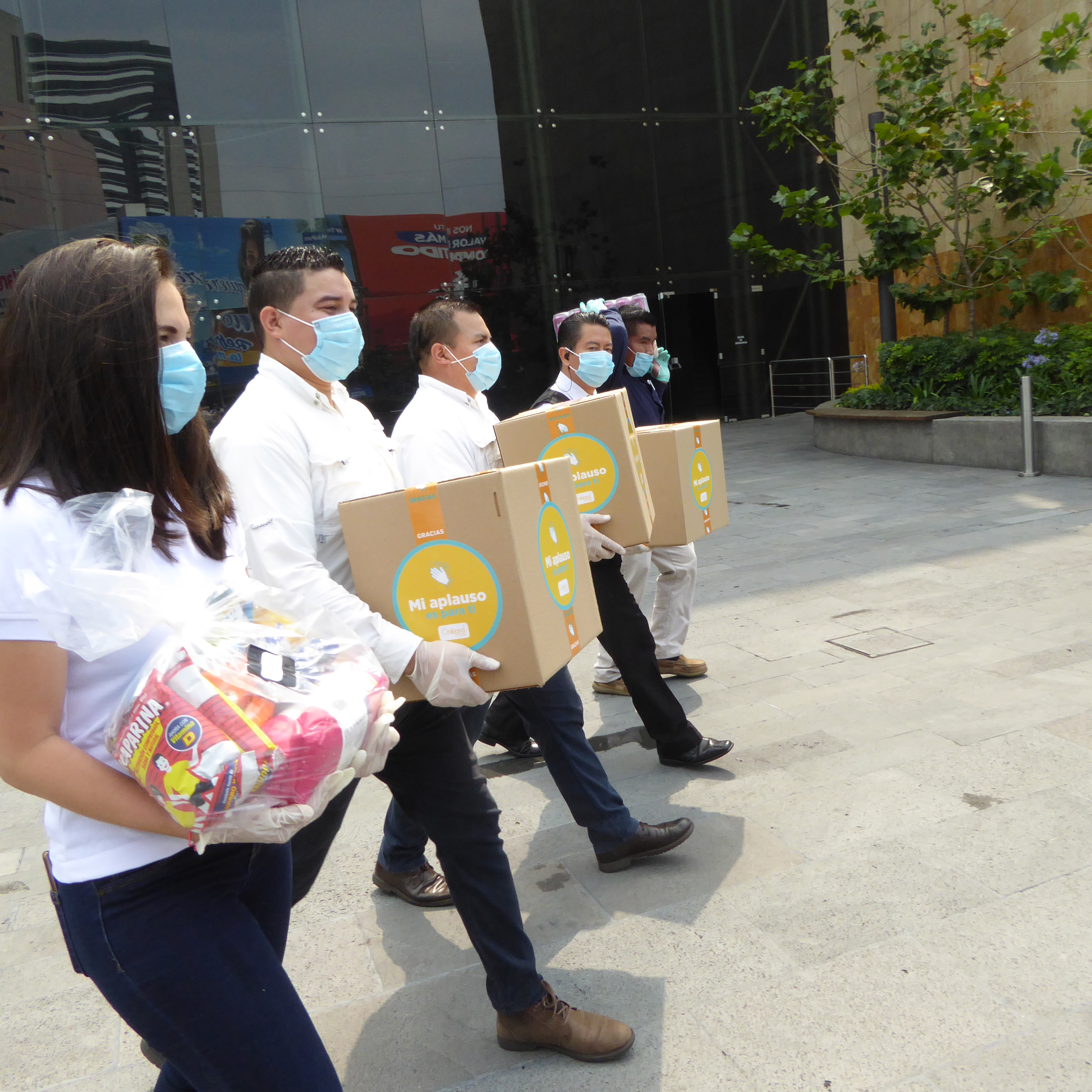 Spectrum por medio de sus centros comerciales realizó la donación de víveres y kits de limpieza. Prensa Libre: Cortesía