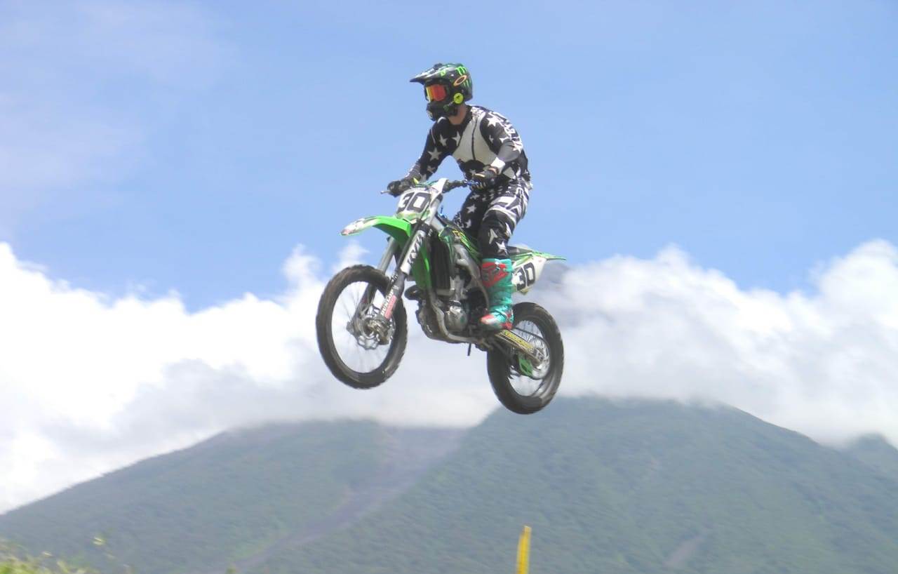 Carlos Rivera Cabezas en una competencia de motociclismo. (Foto cortesía Arturo Ochoa)
