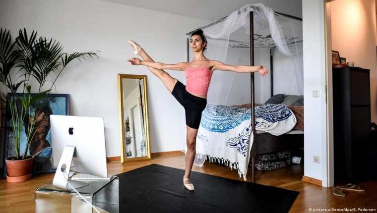 Esto también es teletrabajo: la bailarina de ballet Vivian Assam Koohnavard entrena en su apartamento de una habitación en Berlín.