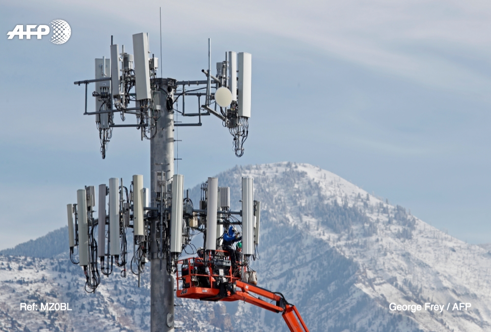 Un equipo instala para la empresa estadounidense Verizon una torre para la 5G en Orem, Utah, Estados Unidos. (Foto Prensa Libre: Hemeroteca PL)