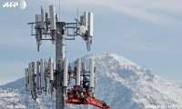 Un equipo instala para la empresa estadounidense Verizon una torre para la 5G en Orem, Utah, Estados Unidos. (Foto Prensa Libre: Hemeroteca PL)